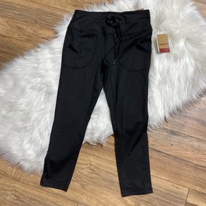 NWT Reebok black momentum capris